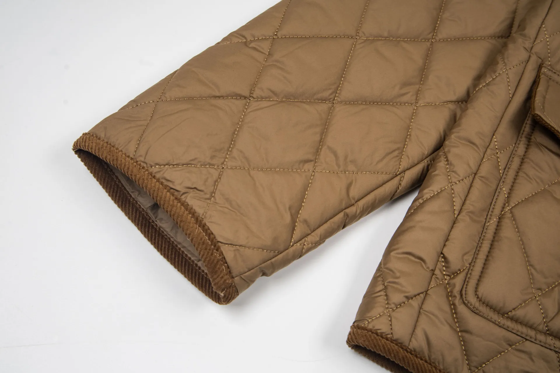 P330 Model No.: G130 Ralph Lauren New Ralph Lauren chest logo embroidery diamond plaid lapel corduroy cotton jacket 1️⃣Selected high-quality high-elastic cotton, perfect control of workmanship details, exquisite small logo embroidery on the chest, corduroy color-blocked lapels, pocket design full of details, highlighting personality! The version is simple but not simple! 3️⃣It is very youthful and energetic, and can be easily worn by both men and women. It is very in line with the fashion aesthetic concepts of today's young people! 4️⃣A full set of customized accessories, complete with three standards, same style for men and women, a must-have for couples! Color: black, navy blue, apricot Size: S, M, L, XL